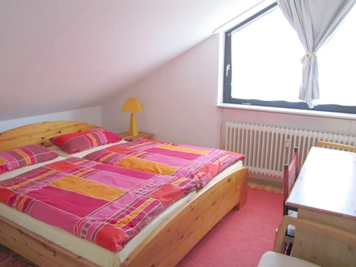 Gemütliches Schlafzimmer mit Doppelbett