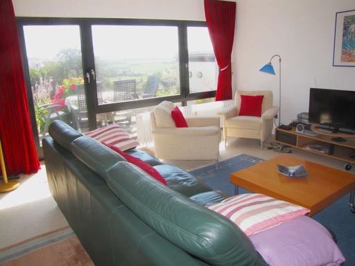 Sonnendurchflutetes Wohnzimmer